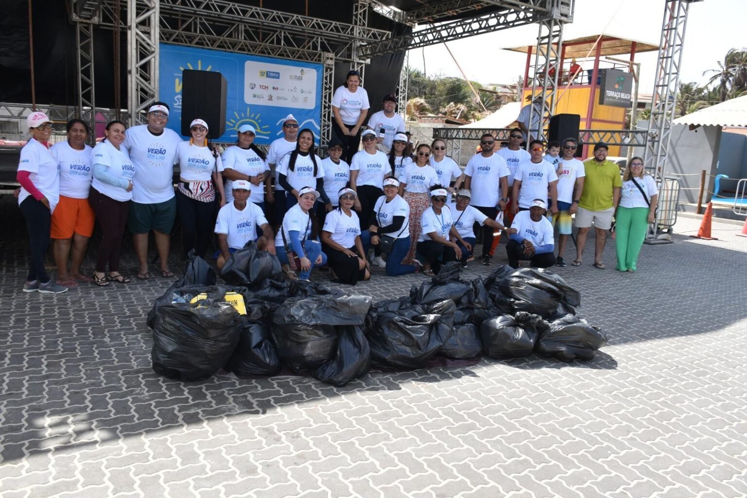 Mutirão mobiliza limpeza da orla de Tibau no “Verão Sem Lixo”