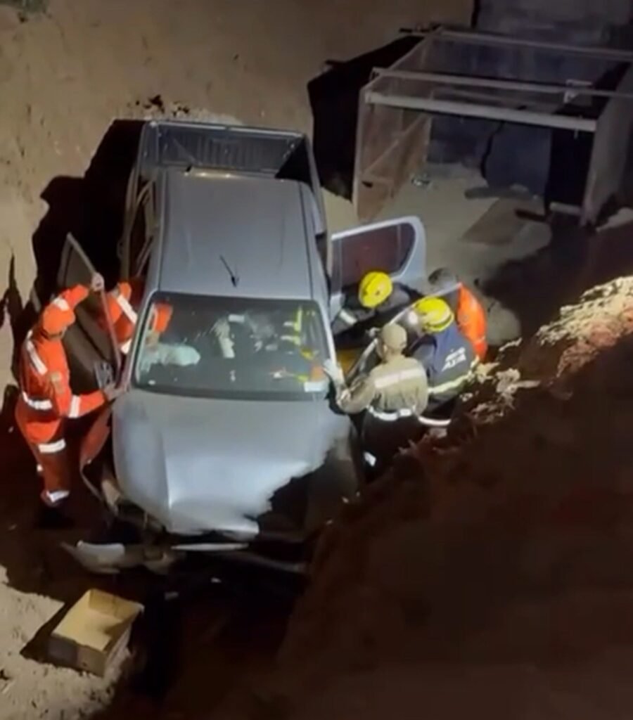 Motorista perde controle e cai em buraco de obra na BR-304, em Mossoró