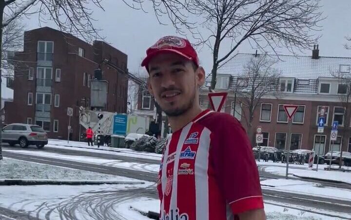 Mossoroense chama atenção em Amsterdã usando camisa do Potiguar no frio Mossoroense chama atenção em Amsterdã usando camisa do Potiguar no frio