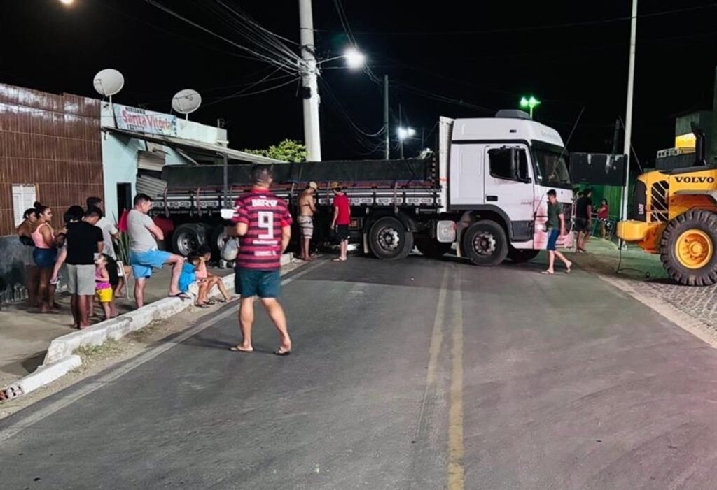 Caminhão desgovernado invade casa e comércio no interior do RN