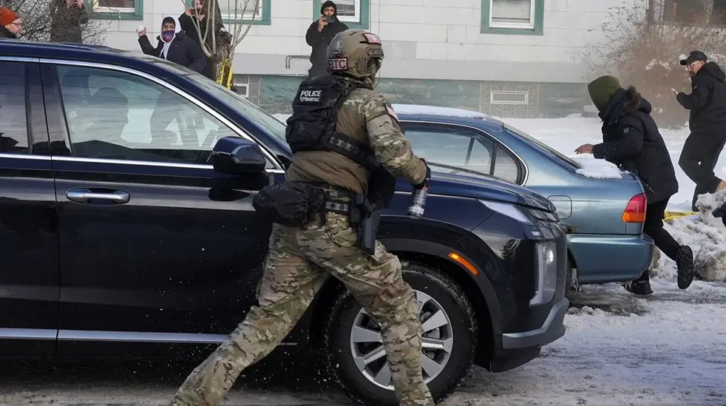 Agente federal mata mulher durante operação em Minneapolis Agente federal mata mulher durante operação em Minneapolis