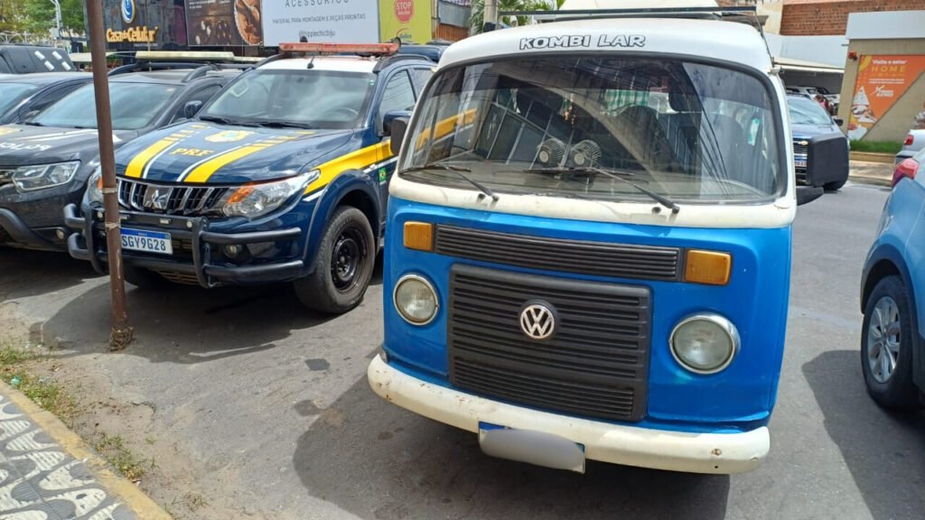 **PRF recupera Kombi usada em golpe em Mossoró**