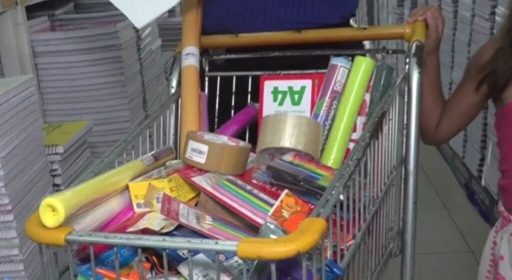 Procon notifica mais de 100 escolas de Natal por possível cobrança indevida em listas de material escolar