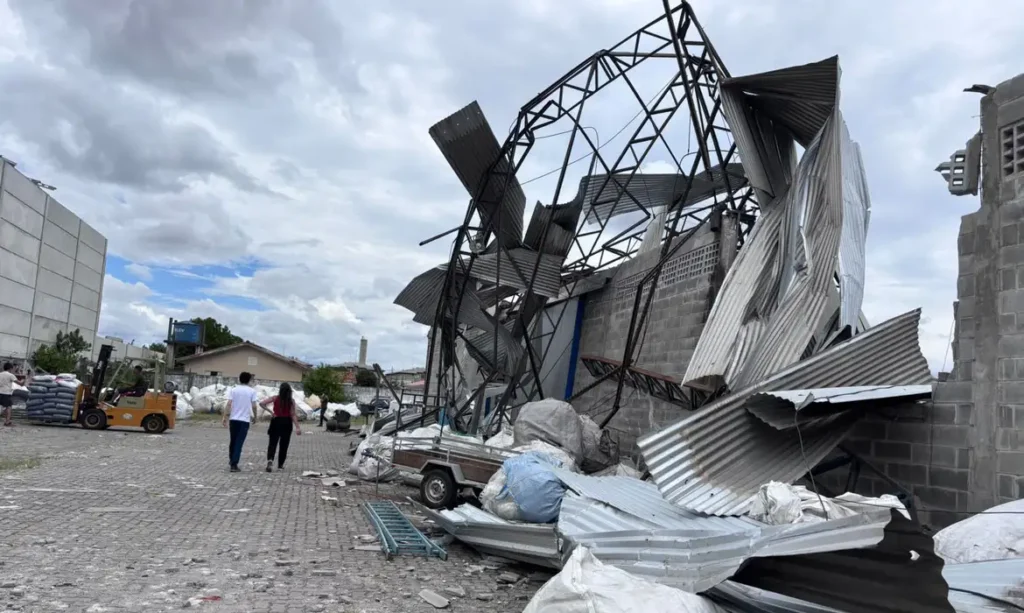 Tornado causa estragos e destelha 350 casas em São José dos Pinhais