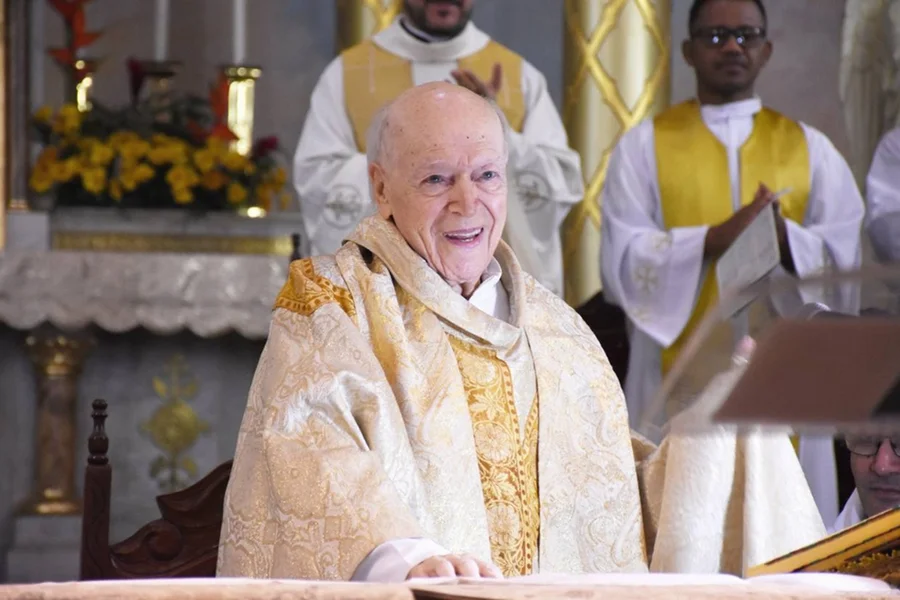 Padre morre aos 103 anos logo após rezar Ave-Maria Padre morre aos 103 anos logo após rezar Ave-Maria