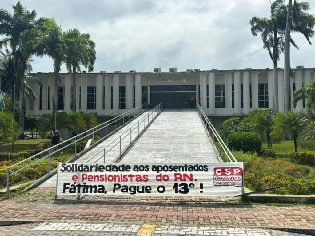 Aposentados da saúde protestam por 13º salário atrasado no RN