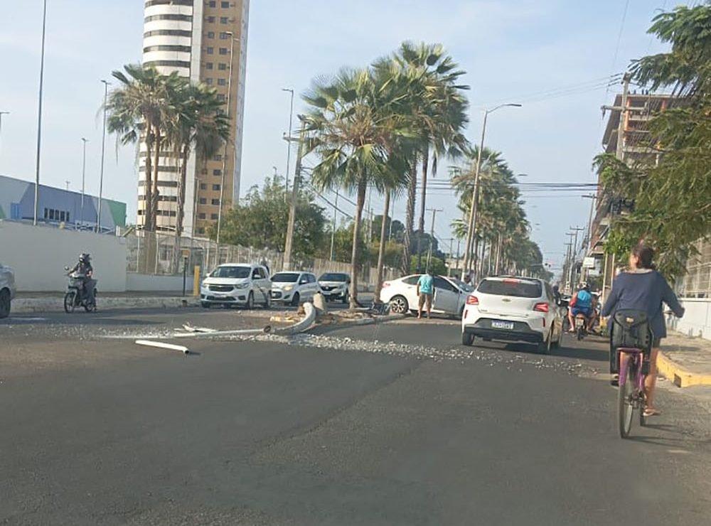 Carro derruba poste e trava trânsito na Avenida Diocesana, em Mossoró Carro derruba poste e trava trânsito na Avenida Diocesana, em Mossoró