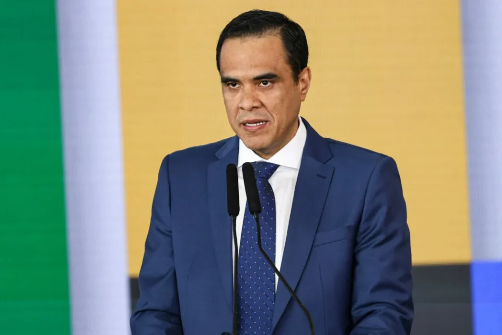 Ministro do Turismo faz mudanças e nomeia ex-assessora do pai para cargo-chave Ministro do Turismo faz mudanças e nomeia ex-assessora do pai para cargo-chave