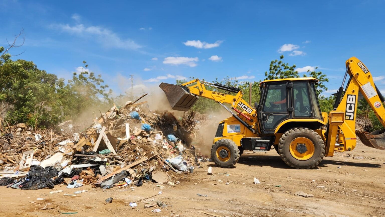 **Mossoró elimina mais de 70 toneladas de lixo em terreno na Comunidade do Fio** **Mossoró elimina mais de 70 toneladas de lixo em terreno na Comunidade do Fio**