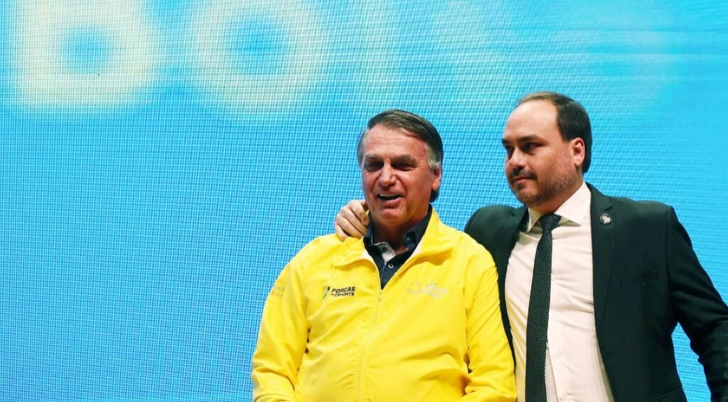 Carlos Bolsonaro afirma que PF deu protetor auricular a Bolsonaro por barulho na cela Carlos Bolsonaro afirma que PF deu protetor auricular a Bolsonaro por barulho na cela