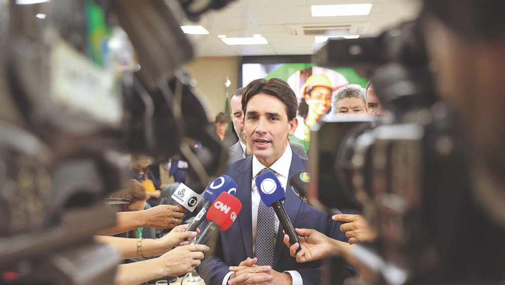 Sílvio Costa Filho deixa Ministério para disputar Senado em 2026