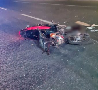 Mulher fica gravemente ferida em colisão entre moto e caminhão na BR-304, Mossoró Mulher fica gravemente ferida em colisão entre moto e caminhão na BR-304, Mossoró