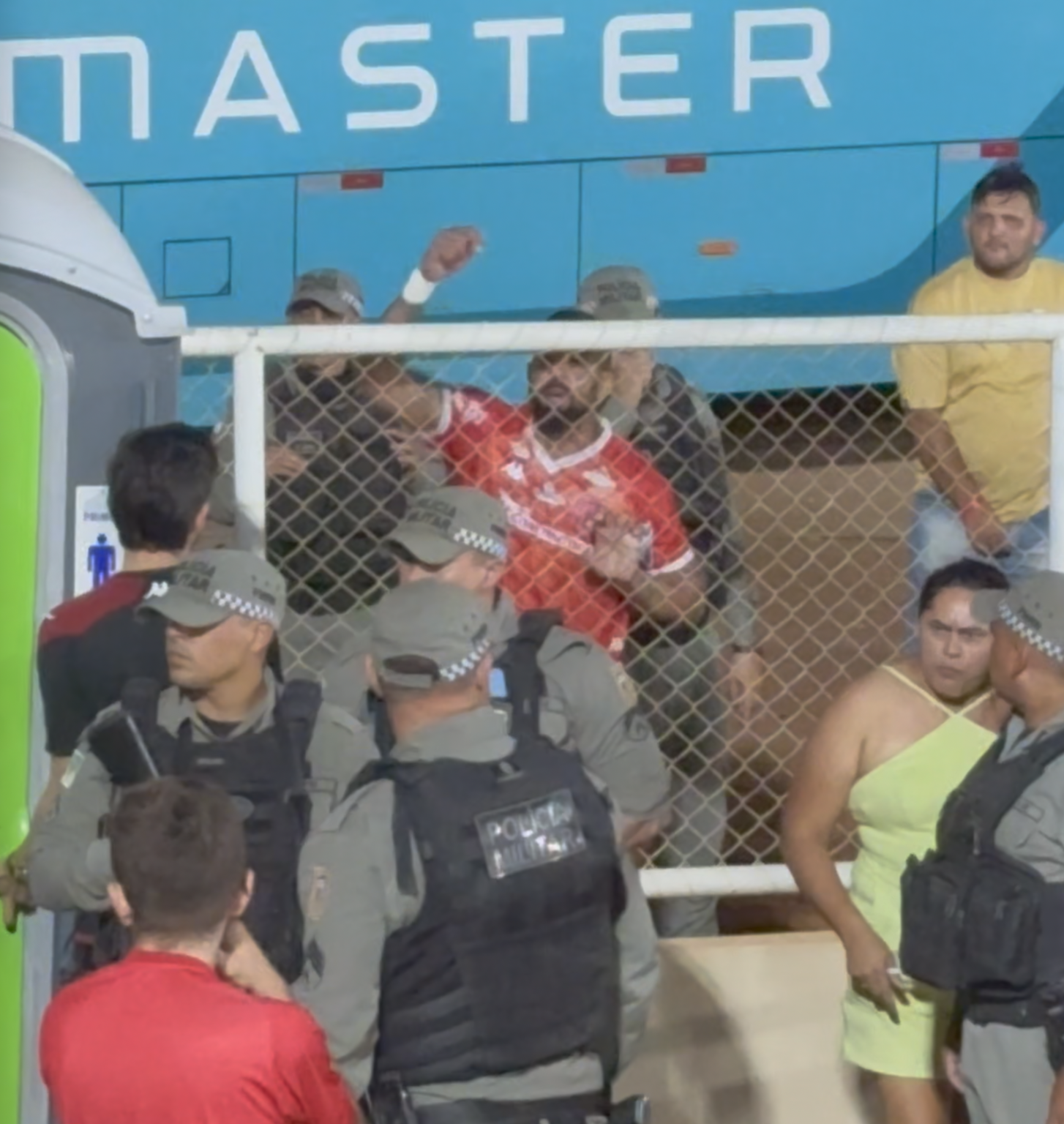 Zagueiro do Potiguar discute com torcedores após expulsão contra ABC