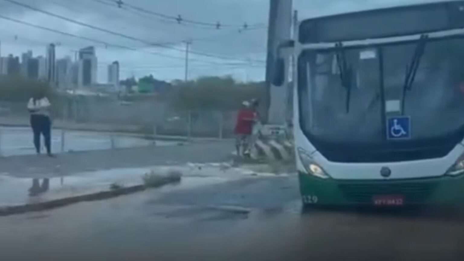 **Ônibus cai em buraco após asfalto ceder em avenida de Natal**