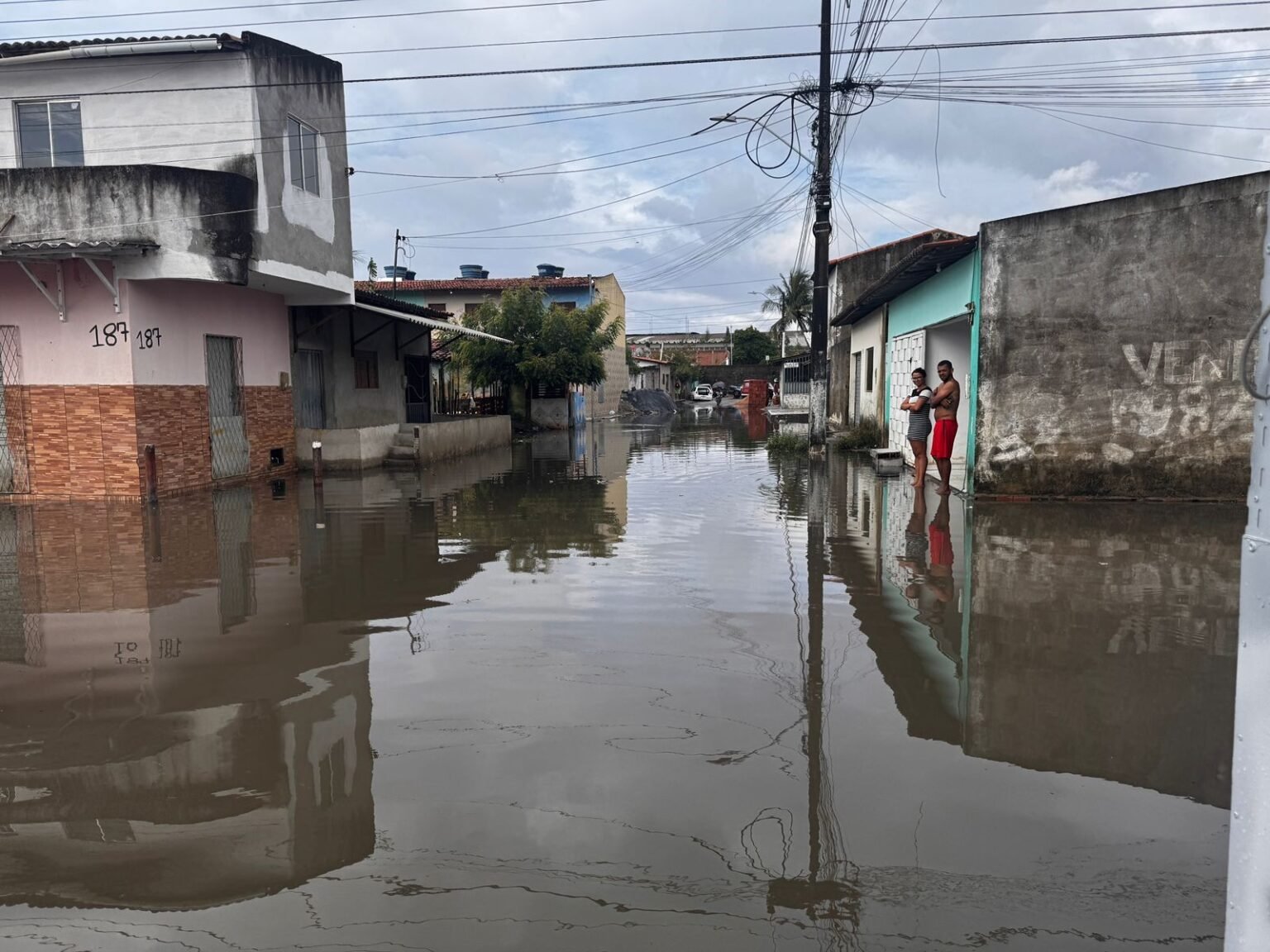 Alagamentos invadem casas na Zona Norte de Natal após chuva fraca