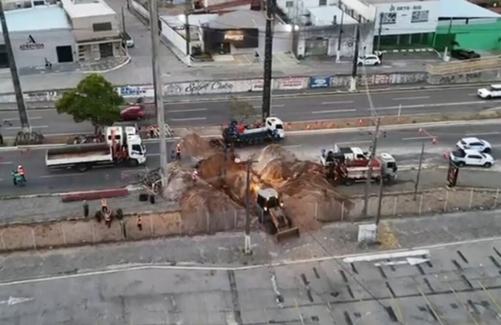 Buraco na Prudente de Morais fecha trecho e complica trânsito em Natal Buraco na Prudente de Morais fecha trecho e complica trânsito em Natal