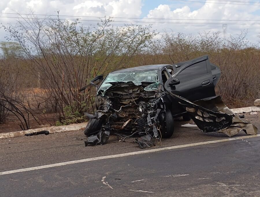 **Grave colisão na BR-304 deixa três feridos leves** **Grave colisão na BR-304 deixa três feridos leves**