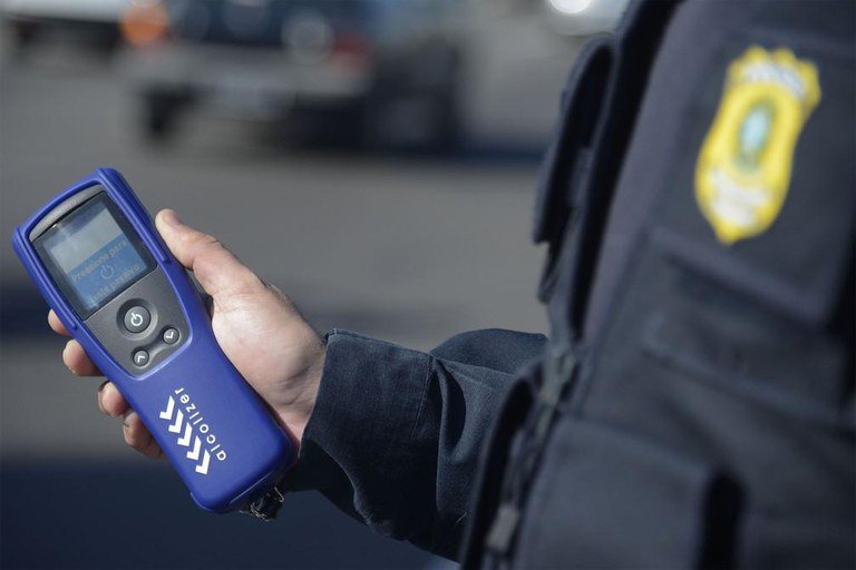 Motociclista bêbado com mandado por estupro é preso na BR-304 Motociclista bêbado com mandado por estupro é preso na BR-304