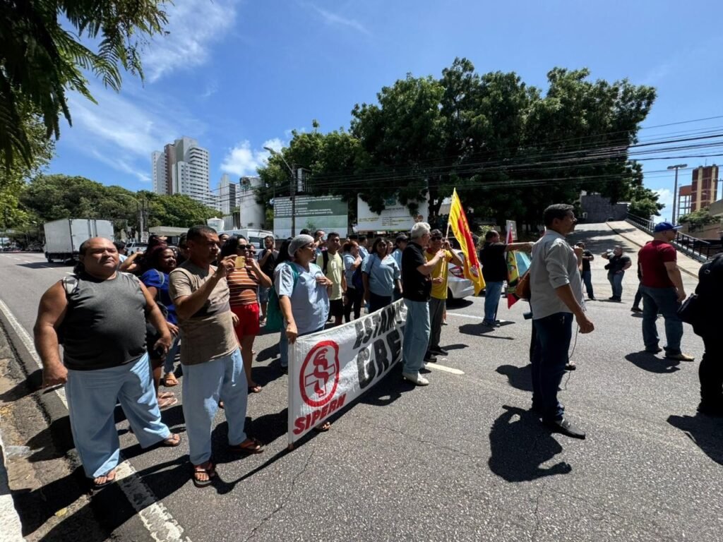 **Protesto de vigilantes fecha avenida em Natal por atraso de salários**