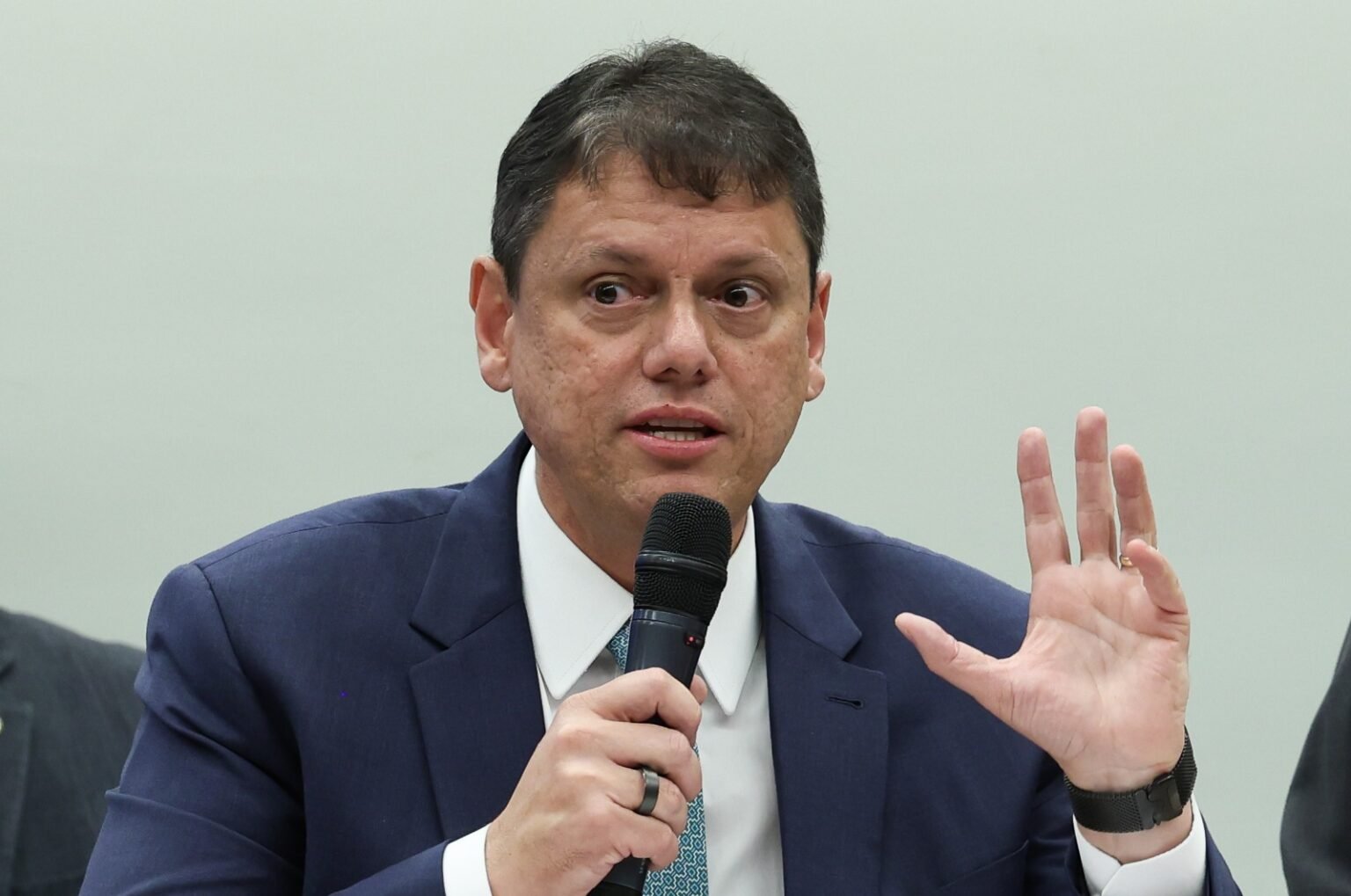 Moraes autoriza visita de Tarcísio a Bolsonaro na “Papudinha”