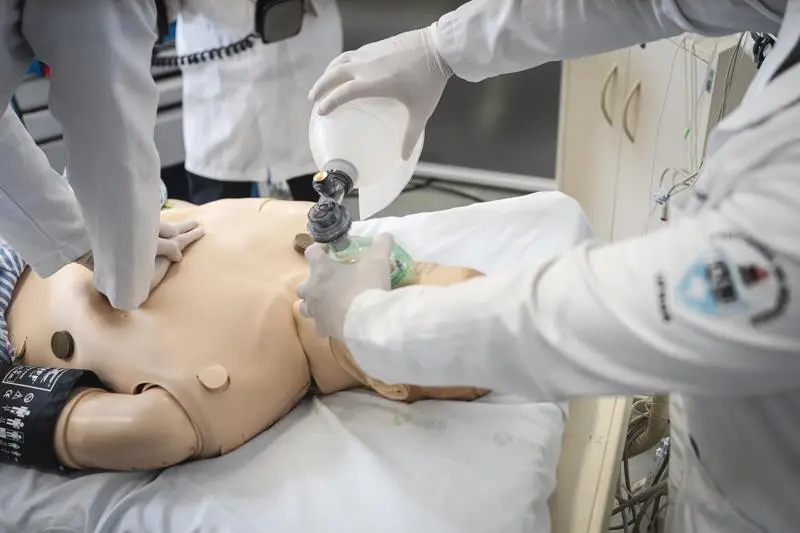 **CFM quer barrar registro de 13 mil formandos de Medicina mal avaliados** **CFM quer barrar registro de 13 mil formandos de Medicina mal avaliados**