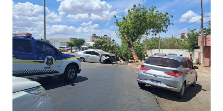 Carro bate em árvore após sair da pista em Mossoró Carro bate em árvore após sair da pista em Mossoró