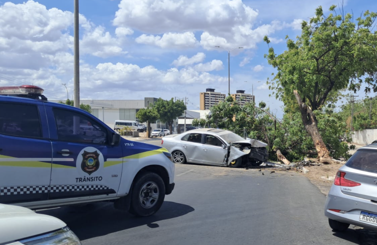 Motorista perde controle e bate em árvore em Mossoró