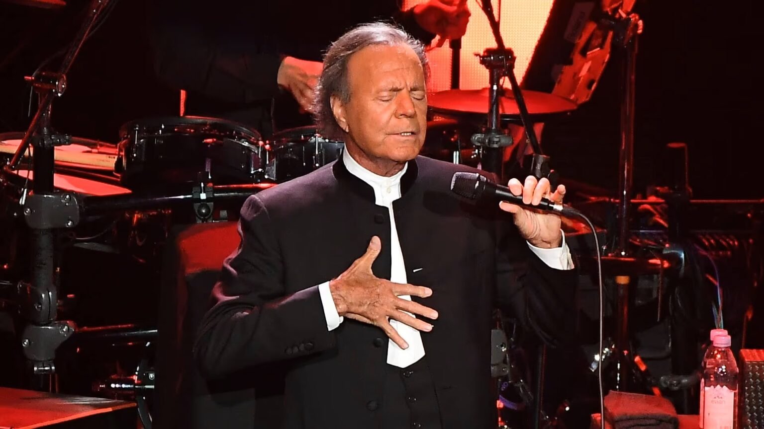 Justiça da Espanha encerra investigação contra Julio Iglesias por assédio