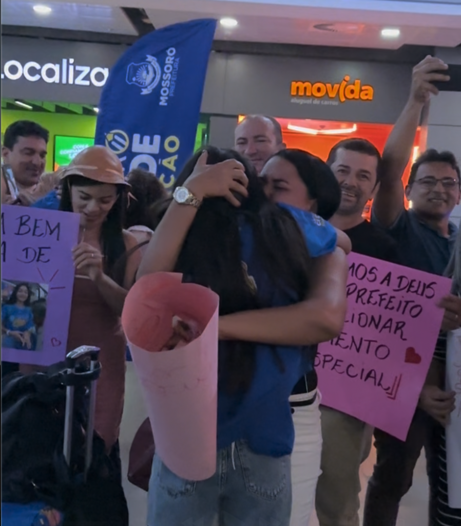 Alunos de Mossoró retornam de Brasília e são recebidos pelos pais no aeroporto