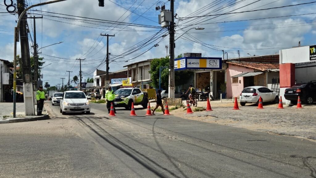 Avenida das Fronteiras é fechada para obra de saneamento em Natal
