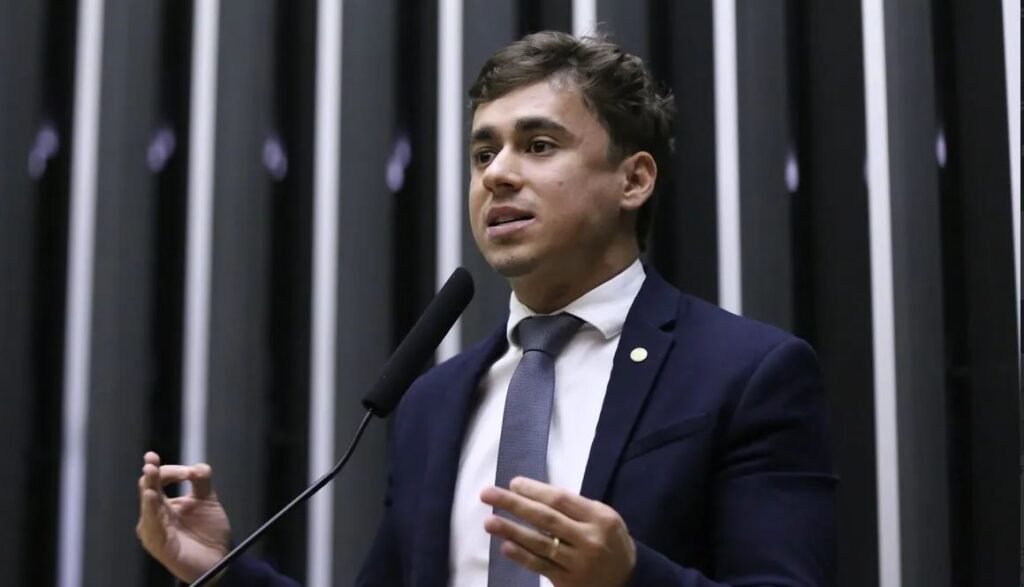 Nikolas Ferreira associa raio em ato político a intervenção divina