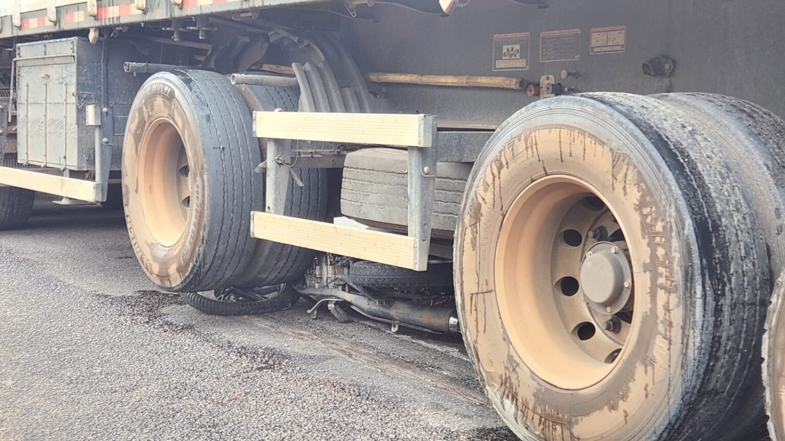 Mulher morre atropelada por carreta em Mossoró