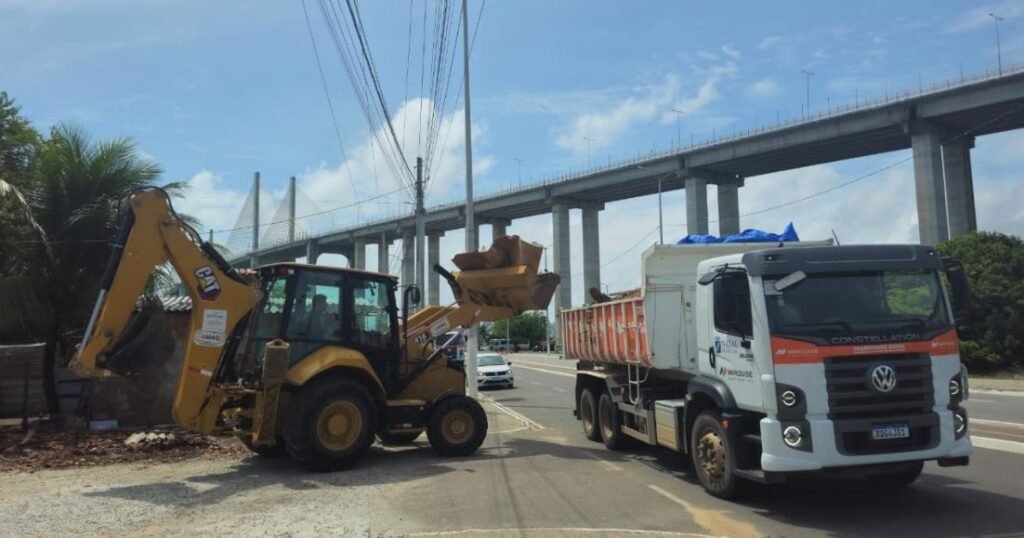 Nova fiscalização retira ocupações irregulares na Avenida da Alegria, em Natal