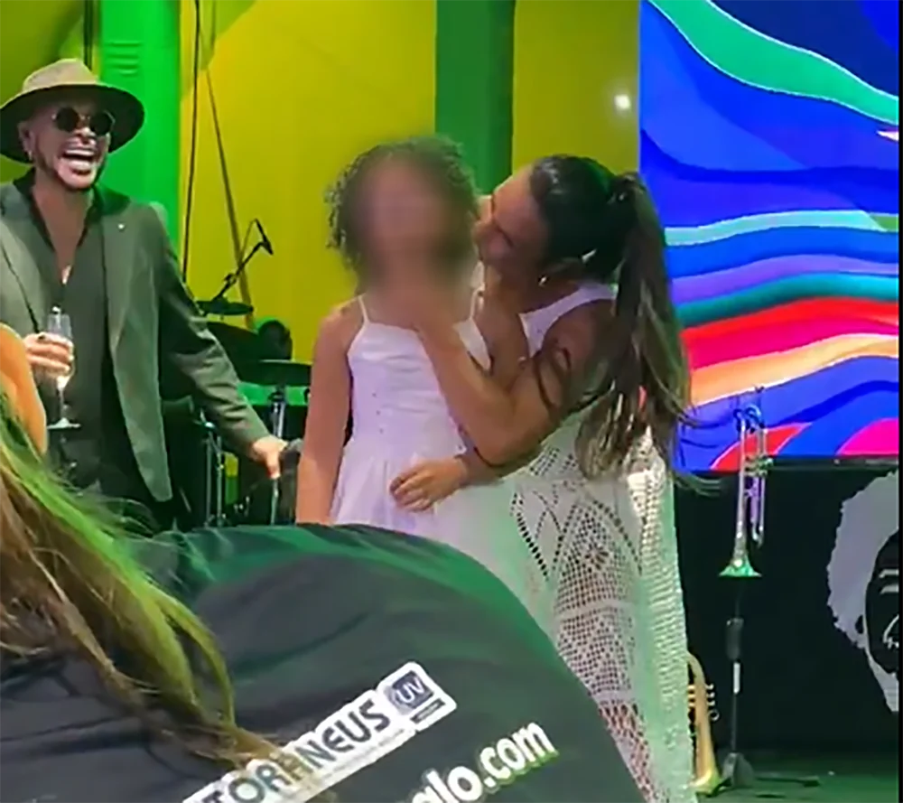 **Ivete Sangalo é investigada após cantar ‘Vampirinha’ com criança em show** **Ivete Sangalo é investigada após cantar ‘Vampirinha’ com criança em show**