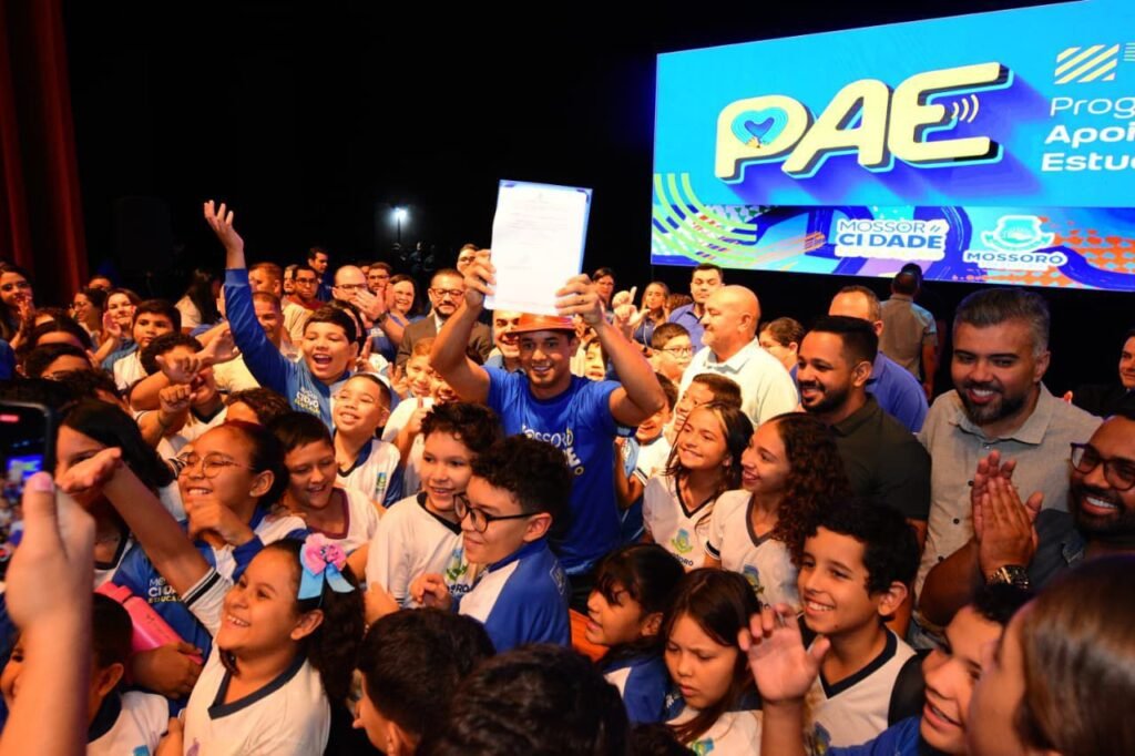 **Mossoró paga bolsa de R$ 300 para alunos com bom desempenho** **Mossoró paga bolsa de R$ 300 para alunos com bom desempenho**