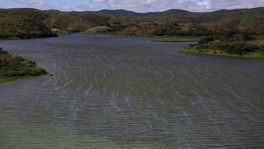 Rio São Francisco transborda e causa alagamentos em cidades de MG e BA