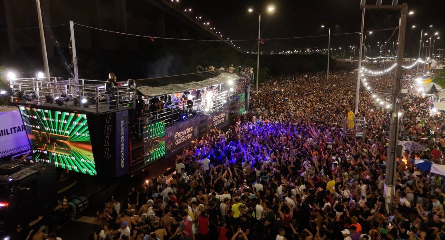 Wesley Safadão reúne 130 mil foliões em Natal