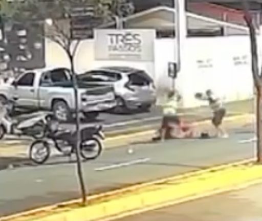 Motoboy é espancado após confusão no trânsito em Mossoró Motoboy é espancado após confusão no trânsito em Mossoró