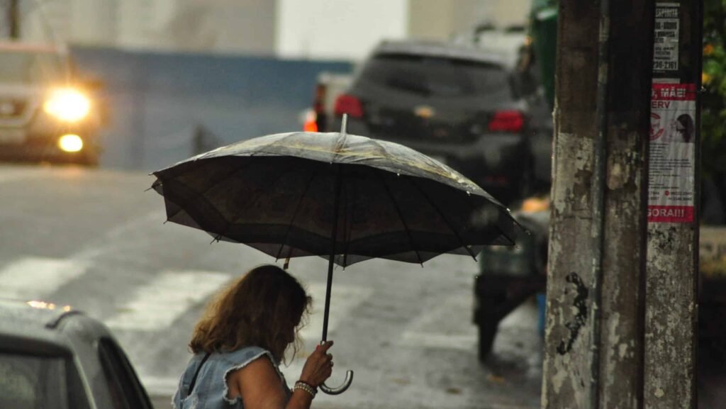 Chuvas deixam quatro ruas bloqueadas e semáforos quebrados em Natal Chuvas deixam quatro ruas bloqueadas e semáforos quebrados em Natal