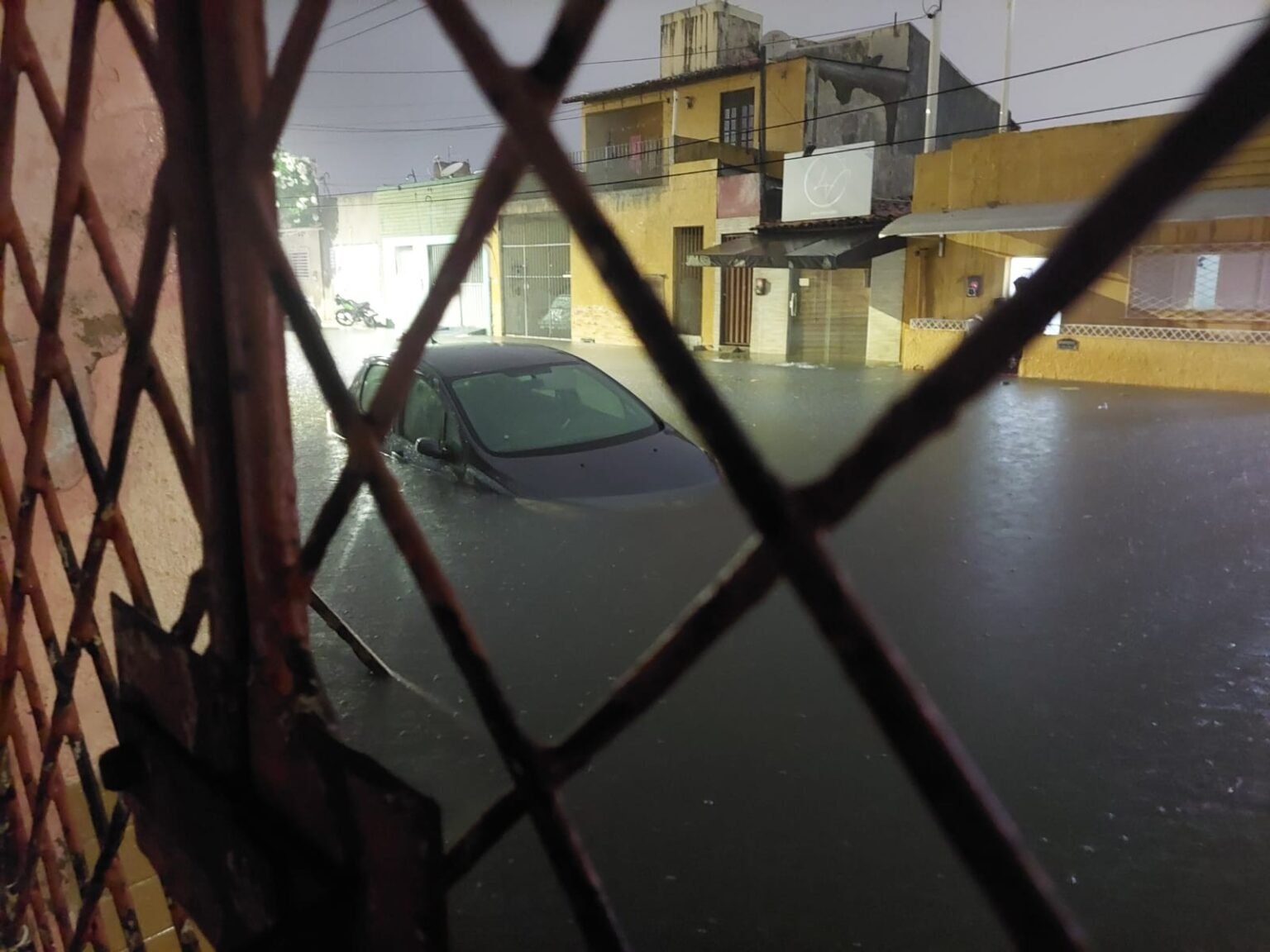 ### Chuva forte provoca alagamentos e transtornos no trânsito em Natal