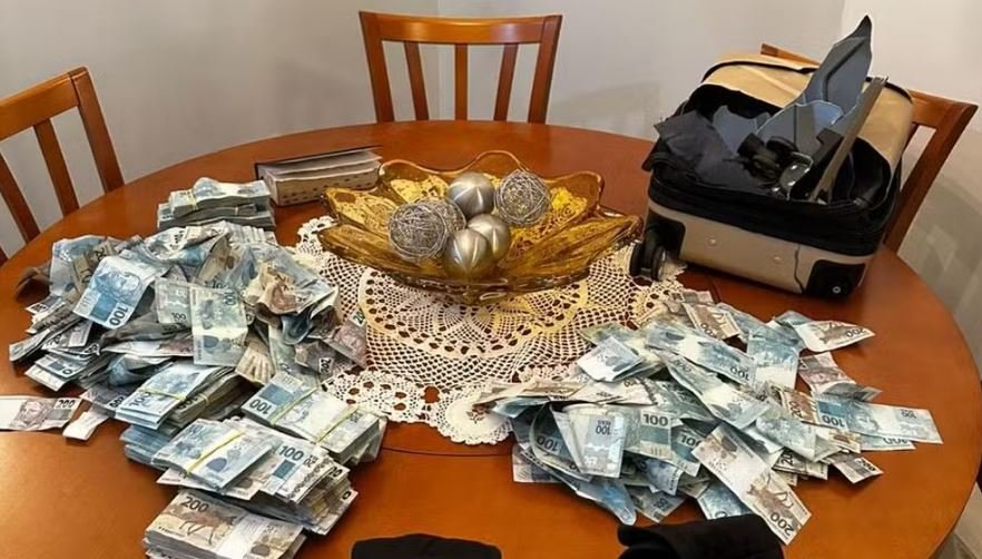 Homem que jogou R$ 429 mil pela janela é investigado pela PF em SC Homem que jogou R$ 429 mil pela janela é investigado pela PF em SC