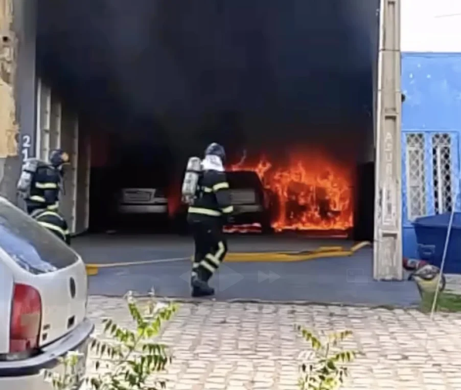 Incêndio destrói carro em oficina no bairro Santo Antônio, Mossoró Incêndio destrói carro em oficina no bairro Santo Antônio, Mossoró
