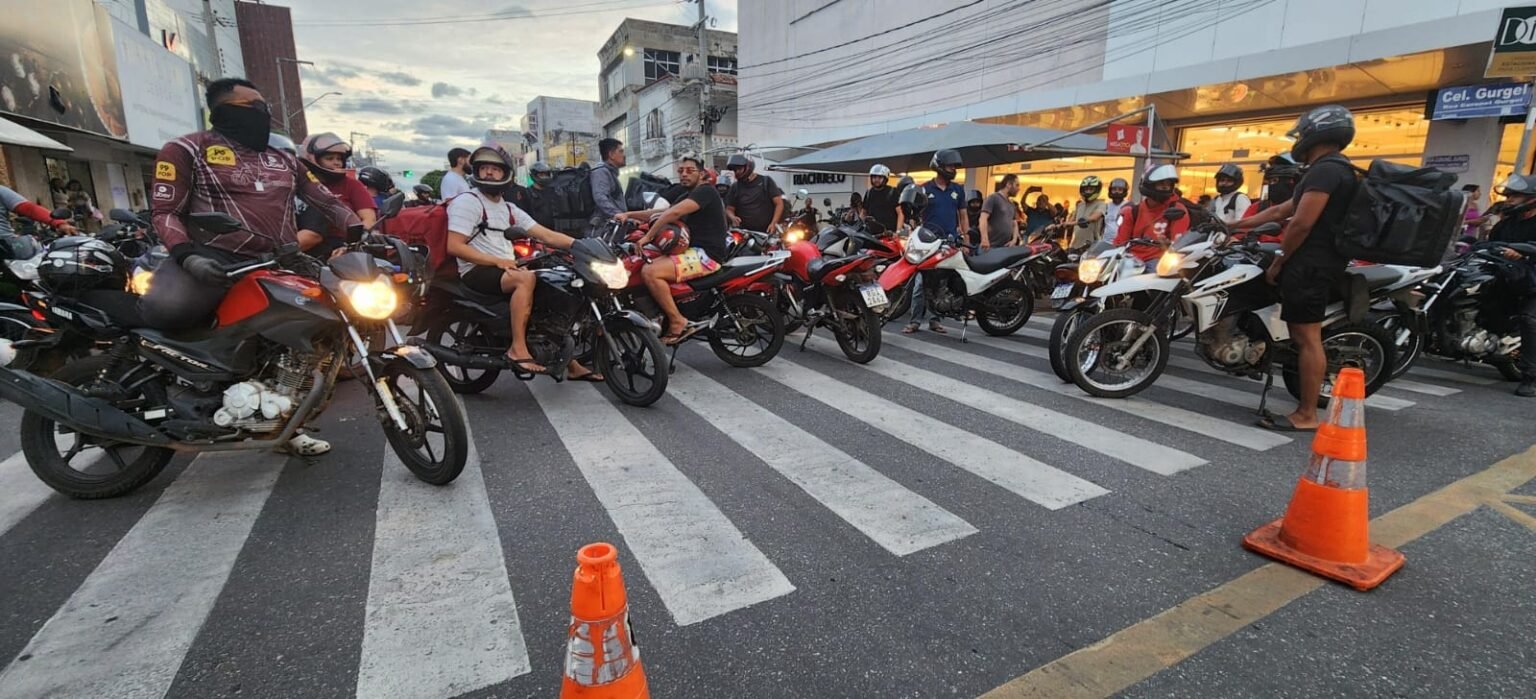 ### Motoentregadores protestam em frente à Delegacia após agressão no trânsito
