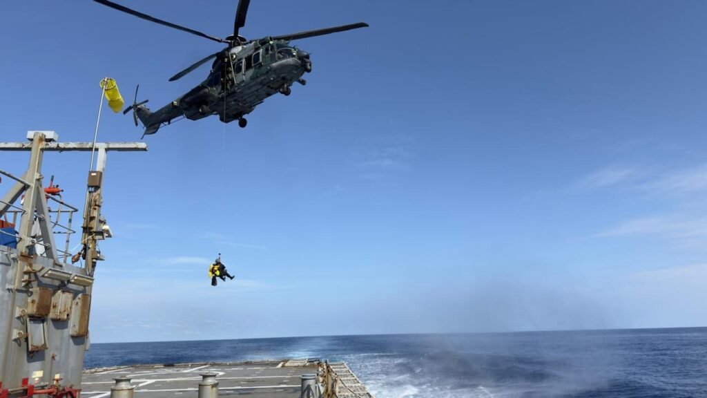 **Marinha e FAB resgatam americano com problema grave no meio do Atlântico**