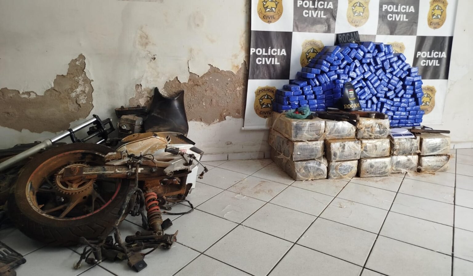 **Polícia apreende 270 kg de maconha e armas em Mossoró** **Polícia apreende 270 kg de maconha e armas em Mossoró**