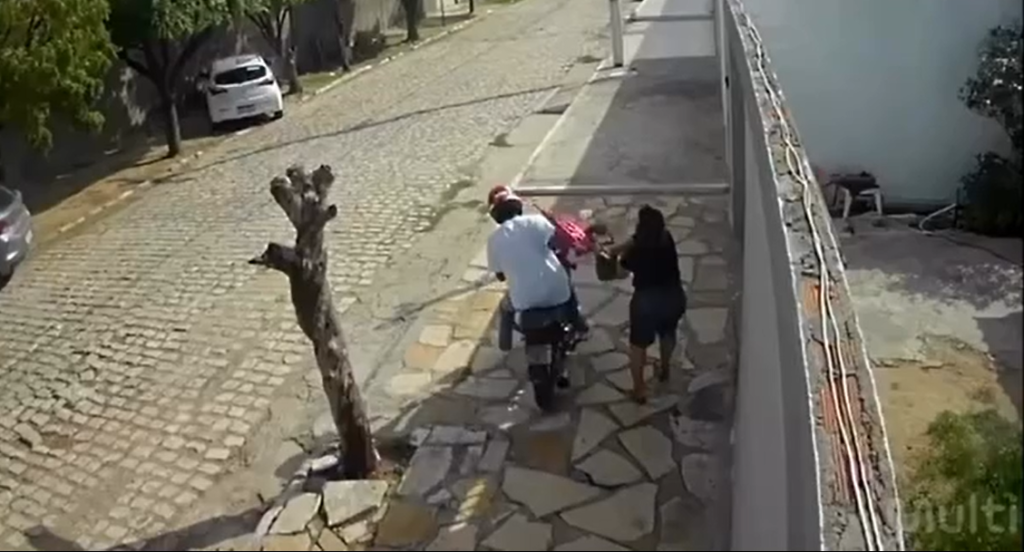 **Idosa afasta assaltante com guarda-chuva em Mossoró** **Idosa afasta assaltante com guarda-chuva em Mossoró**