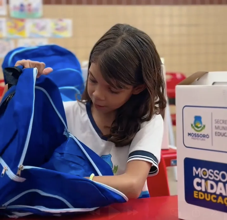 **Mossoró inicia entrega dos kits escolares para 2026** **Mossoró inicia entrega dos kits escolares para 2026**