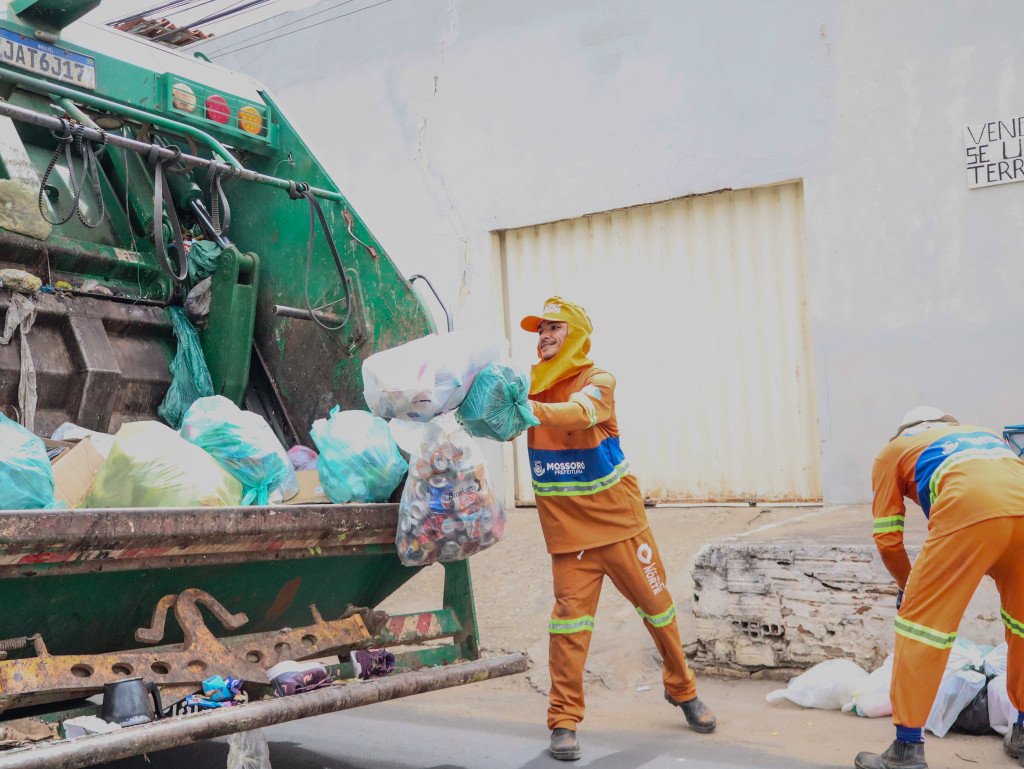 **Carnaval muda horários da coleta de lixo em Mossoró** **Carnaval muda horários da coleta de lixo em Mossoró**