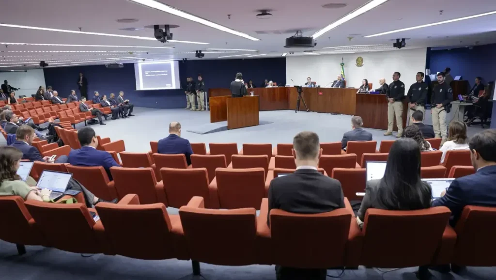 Moraes vota contra recursos de condenados por golpe