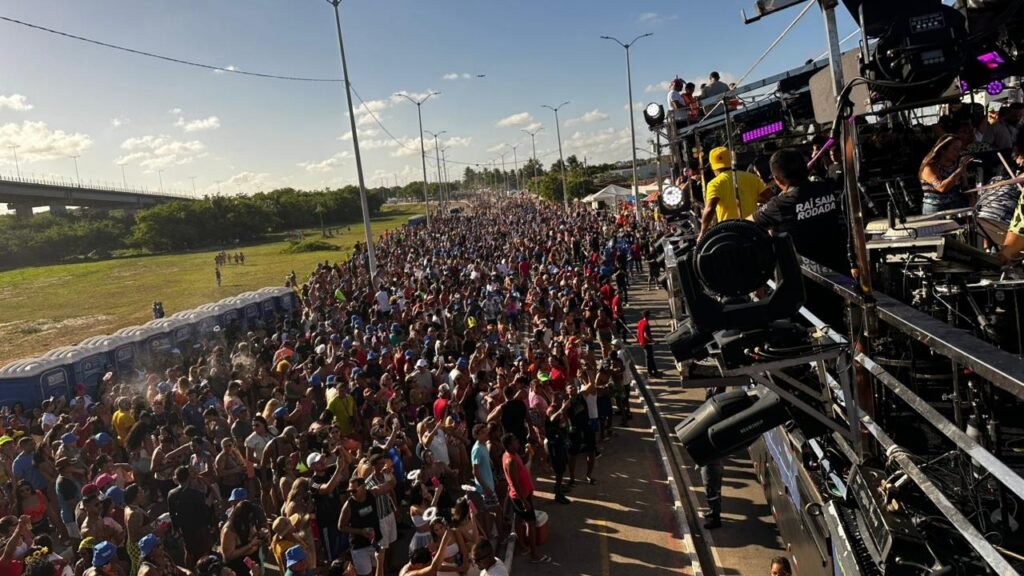 Redinha atrai 60 mil foliões no segundo dia do Carnaval de Natal Redinha atrai 60 mil foliões no segundo dia do Carnaval de Natal